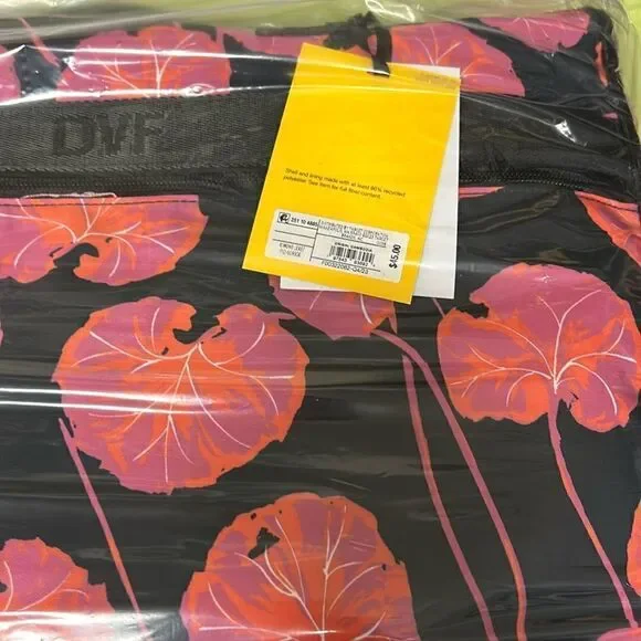 DVF Geranium Leaf 🍃 WeekenderBag 💼 Get AWAY🏃‍♀️in Style! Zip outside pocket - Picture 7 of 17